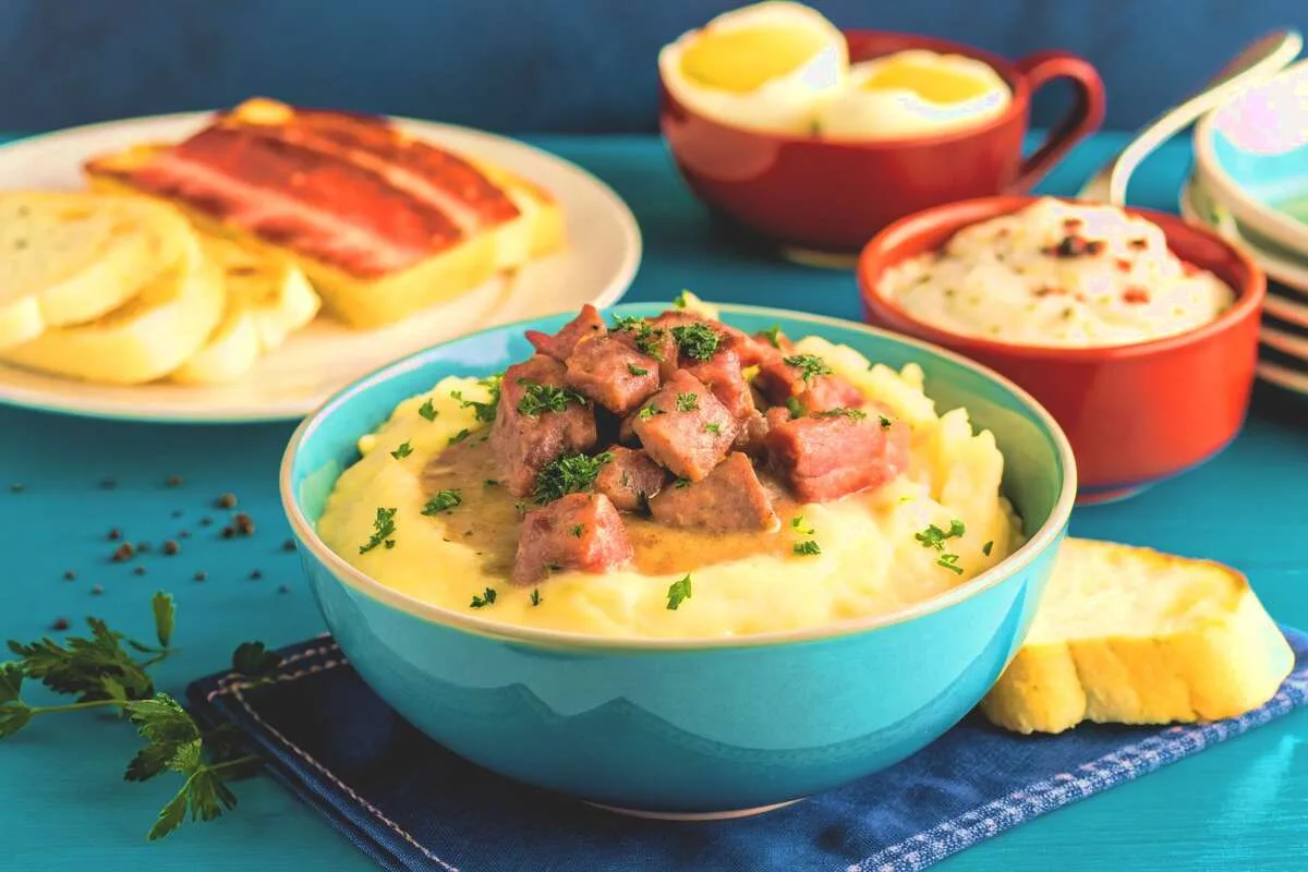 Creamy Chipped Beef Gravy Over Mashed Potatoes